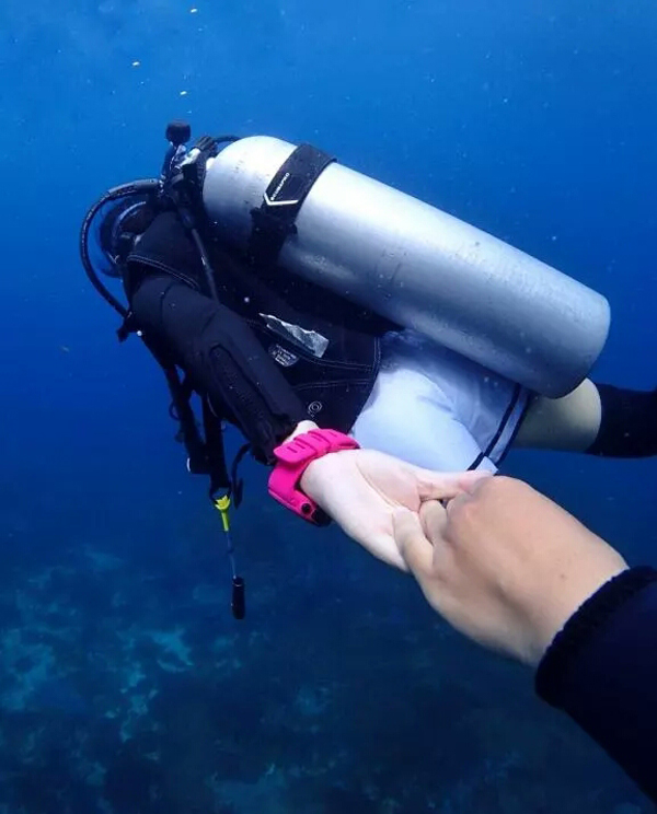 潛水拍照新姿勢，放下你的剪刀手，我們來這樣拍